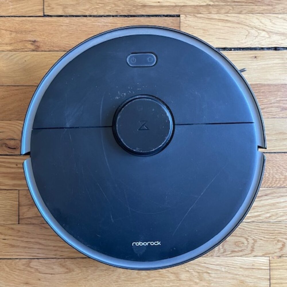 Roborock S4 Max Floor Vacuum, docking/charging station, and 1 additional filter.